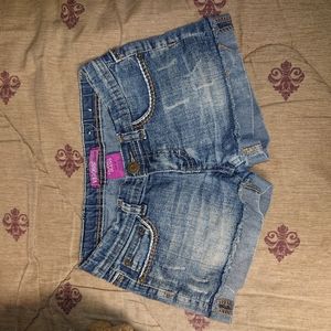 Short shorts with embroidered back pockets